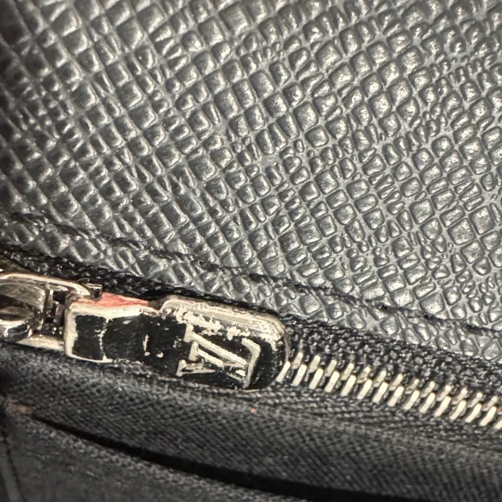 Louis Vuitton Black Men's Envelope Clutch with Silver Lock - Picture 9 of 16